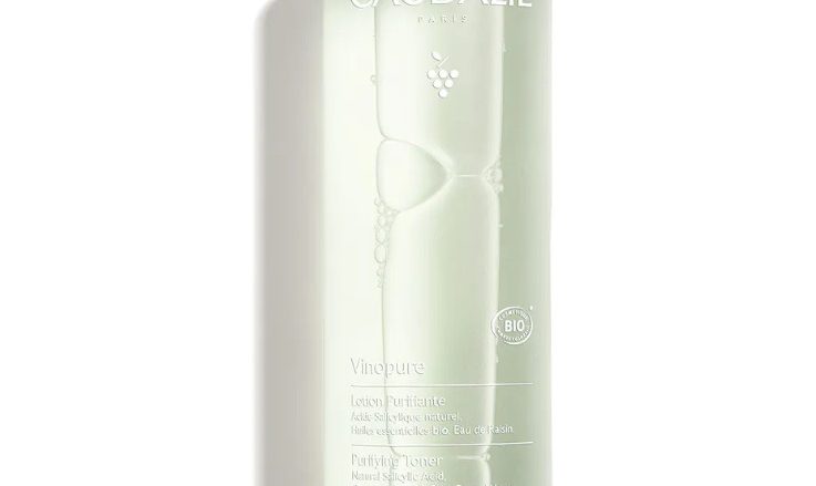 Tipo de piel : Pieles con tendencia acneica Necesita : Imperfecciones, poros dilatados, puntos negros, piel grasa Ingredientes clave : Aceite esencial de lavanda, Ácido Salicílico Natural, Agua de uva bio Textura : Loción Use : Día y noche ¿Qué es? El Tónico Vinopure minimiza los poros, reduce las imperfecciones y matifica los brillos. La piel queda purificada, matificada, limpia y nítida.