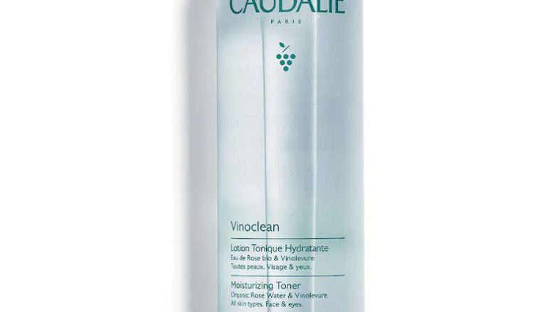 CAUDALIE Loción Tónica Hidratante Vinoclean Tipo de piel : Todo tipo de pieles Necesita : Desmaquillado & Limpieza Ingredientes clave : Hidrolato de Rosa Biológica, Vinolevure Textura : Agua Use : Mañana y noche, utilizando un algodón ¿Qué es? Etapa indispensable para un desmaquillado perfecto, la Loción Tónica Hidratante elimina las últimas impurezas y restos de maquillaje, a la vez que tonifica la piel. La Vinolevure calmante e hidratante asociada al agua de rosa bio matificante dejan la piel fresca, nítida, confortable y preparada para beneficiarse al máximo de los tratamientos.