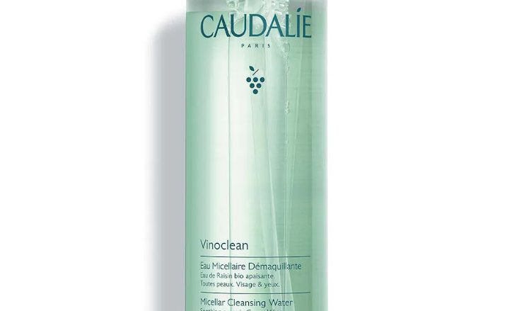 Tipo de piel : Todo tipo de pieles Necesita : Desmaquillado & Limpieza Ingredientes clave : Camomila, Agua de uva bio Textura : Agua Use : Mañana y noche, utilizando un algodón ¿Qué es? El Agua Micelar Desmaquillante limpia y desmaquilla el rostro y los ojos en un solo gesto, respetando el equilibrio natural de la piel. Formulada con agua de uva bio, hidrata y calma la piel, dejándola nítida, suave y confortable.