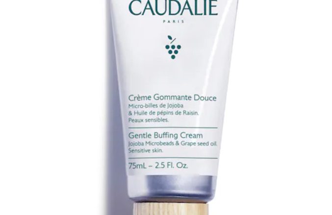 Tipo de piel : Todo tipo de pieles Necesita : Exfoliante Ingredientes clave : Aceite de pepitas de uva, Miel, Microgránulos de jojoba Textura : Exfoliante con gránulos Use : dos veces a la semana ¿Qué es? Adecuada para las pieles sensibles, la Crema Exfoliante Suave elimina las células muertas, limpia y purifica el rostro con suavidad gracias a los microgránulos de jojoba asociados al aceite de pepitas de uva nutritivo. En un instante, tu piel está nítida, suave y luminosa.