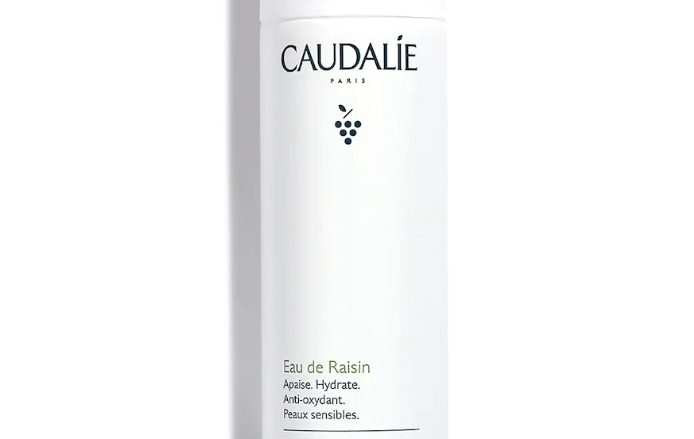 CAUDALIE Agua de uva Tipo de piel : Todo tipo de pieles Necesita : Hidratante Ingredientes clave : Agua de uva bio Textura : Bruma Use : Día y noche ¿Qué es? Formulada para las pieles más sensibles, el Agua de Uva calma e hidrata intensamente. Antioxidante y prebiótica, lucha contra los radicales libres responsables del envejecimiento cutáneo, refuerza y reequilibra la microbiota cutánea para que la piel esté visiblemente más sana.