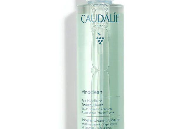 CAUDALIE Agua Micelar Desmaquillante Vinoclean Tipo de piel : Todo tipo de pieles Necesita : Desmaquillado & Limpieza Ingredientes clave : Camomila, Agua de uva bio Textura : Agua Use : Mañana y noche, utilizando un algodón ¿Qué es? El Agua Micelar Desmaquillante limpia y desmaquilla el rostro y los ojos en un solo gesto, respetando el equilibrio natural de la piel. Formulada con agua de uva bio, hidrata y calma la piel, dejándola nítida, suave y confortable.