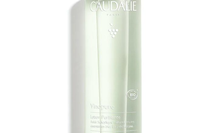 CAUDALIE Tónico Purificante Vinopure Tipo de piel : Pieles con tendencia acneica Necesita : Imperfecciones, poros dilatados, puntos negros, piel grasa Ingredientes clave : Ácido Salicílico Natural, Agua de uva bio, 6 aceites esenciales purificantes Textura : Loción Use : Mañana y tarde, todos los días ¿Qué es? El Tónico Vinopure minimiza los poros, reduce las imperfecciones y matifica los brillos. La piel queda purificada, matificada, limpia y nítida.
