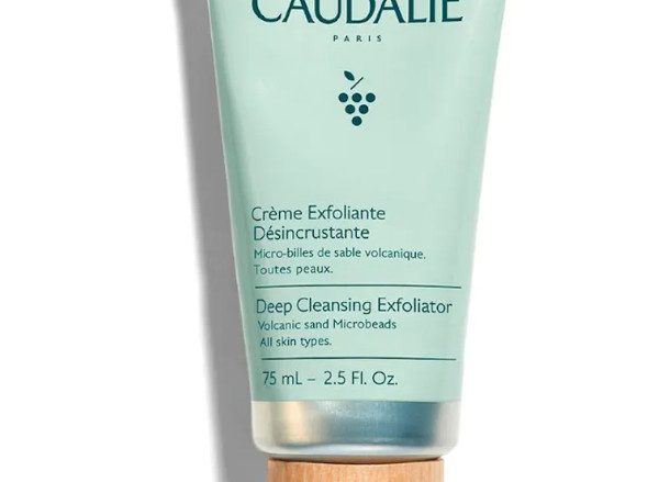 CAUDALIE Crema Exfoliante Desincrustante Vinoclean Tipo de piel : Todo tipo de pieles Necesita : Desmaquillado & Limpieza Ingredientes clave : Agua de uva bio, Mentol bio, Volcanic sand microbeads Textura : Crema exfoliante Use : 1 o 2 veces por semana ¿Qué es? La Crema Exfoliante Desincrustante purifica y afina la textura de la piel sin resecarla gracias a sus microgránulos de arena volcánica asociados al agua de uva hidratante y calmante. En un instante, tu cutis recupera su frescura y su luminosidad. Su fragancia chispeante con notas de pomelo, menta y naranja dulce, te proporcionará una auténtica sensación de bienestar.