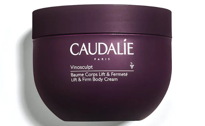 CAUDALIE Bálsamo corporal lifting & firmeza Vinosculpt Vinosculpt Tipo de piel : Cuerpo Necesita : Esbeltez Ingredientes clave : Aceite de pepitas de uva, Manteca de karité ecológica, Polifenoles, Extracto de iris  Textura : Bálsamo Use : Mañana y tarde, todos los días ¿Qué es? El Bálsamo Corporal Lifting & Firmeza Vinosculpt trata las 4 zonas clave de tu cuerpo: brazos, busto, vientre y glúteos, para que tengas una piel más firme al cabo del primer mes de utilización. La piel está como estirada, más tonificada y visiblemente más firme.