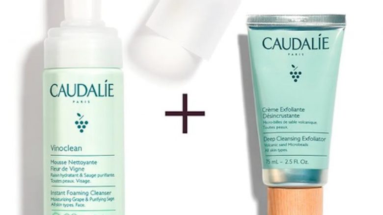 CAUDALIE El Ritual Peeling Suave Vinoclean Tipo de piel : Todo tipo de pieles Necesita : Exfoliante Ingredientes clave : Uvas , Agua de uva bio Use : 1 o 2 veces por semana ¿Qué es? La MIXOLOGÍA de CAUDALIE Mezcla la Espuma Limpiadora Fleur de Vigne con la Crema Exfoliante Desincrustante para disfrutar de una exfoliación suave y sensorial. Este dúo contiene: Espuma Limpiadora Esta espuma untuosa y ligera limpia y purifica con suavidad todo tipo de pieles. Crema Exfoliante Desincrustante La Crema Exfoliante Desincrustante purifica y afina la textura de la piel sin resecarla gracias a sus microgránulos de arena volcánica asociados al agua de uva hidratante y calmante. Consejos de aplicación : 1. Aplicar 2 presiones de Espuma Desmaquillante en la palma de la mano. 1. Calentar 2 presiones de Aceite Desmaquillante en las palmas de las manos. Mezclar 2. Aplicar sobre la piel húmeda del rostro y el cuello manteniendo los ojos cerrados y masajear con movimientos circulares. 4. Aclarar abundantemente y secar