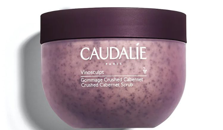 CAUDALIE Exfoliante Crushed Cabernet Vinosculpt Tipo de piel : Cuerpo Necesita : Esbeltez Ingredientes clave : Aceite de pepitas de uva, Miel Textura : Exfoliante con gránulos Use : dos veces a la semana ¿Qué es? Tratamiento emblemático del Spa Vinothérapie™, el Exfoliante Crushed Cabernet Vinosculpt elimina con suavidad las células muertas, reduce las irregularidades de la piel y la nutre, produciendo un efecto "piel nueva" inmediato. La piel queda lisa, suave, preparada para recibir los demás tratamientos del Programa Firmeza.