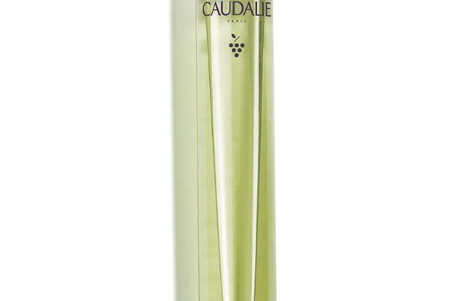 CAUDALIE Concentrado Esbeltez Vinosculpt Tipo de piel : Cuerpo Necesita : Firmeza Ingredientes clave : Aceite de pepitas de uva, 6 aceites esenciales purificantes Textura : Aceite seco Use : Por la noche, solo o después de la crema ¿Qué es? El Concentrado Esbeltez Vinosculpt es un aceite corporal remodelador que tonifica y alisa el abdomen, los muslos, las caderas y los glúteos para afinar y embellecer la silueta. Activa el drenaje, ayuda a eliminar el agua y las toxinas y a reducir el aspecto de piel de naranja de la celulitis.