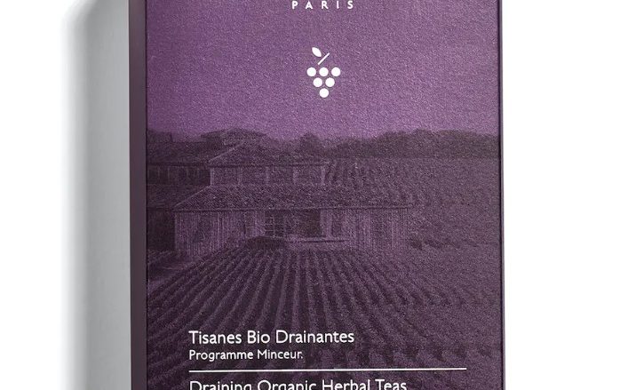 CAUDALIE Tisanas Bio Drenantes Vinosculpt Tipo de piel : Cuerpo Necesita : Drenante Ingredientes clave : Mezcla de 5 plantas bio Textura : Tisana Use : Día y noche ¿Qué es? Las Tisanas Drenantes Biológicas son una exquisita mezcla drenante y relajante de cinco plantas biológicas: vid roja, corteza de naranja, arándano, grosella negra y canela. Creadas en exclusiva para la sala de té del Spa Vinothérapie™, ayudan a drenar las toxinas y a combatir la retención de agua para afinar la silueta.