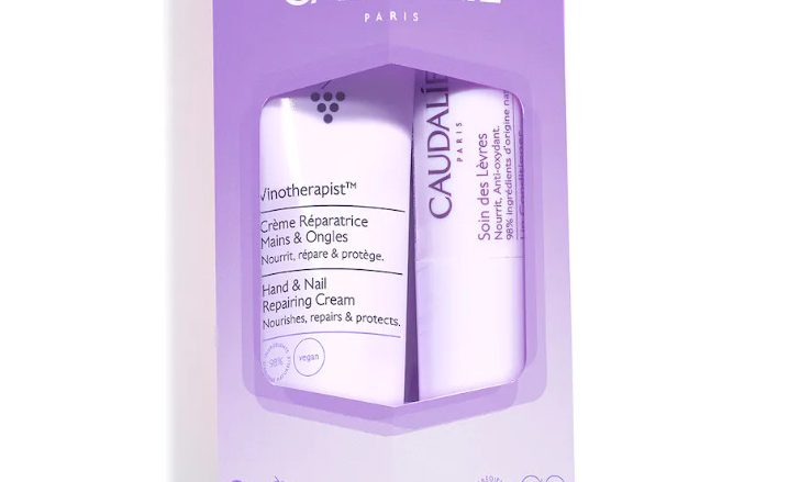 CAUDALIE Dúo Delicioso Manos & Labios Vinotherapist™ Tipo de piel : Piel seca Necesita : Pieles secas o muy secas Ingredientes clave : Manteca de karité ecológica Textura : Crema Use : Tan a menudo como sea necesario ¿Qué es? ¡Cuídate con el Dúo Delicioso Manos & Labios Thé des Vignes! En este cofre de edición limitada, encontrarás nuestra Crema para Manos perfumada 75 mL Thé des Vignes y su aliado para tener unos labios hidratados, el Tratamiento para Labios. ¡Tenlos siempre a mano y pasa un invierno envuelta en suavidad! La Crema Reparadora de Manos y Uñas Vinotherapist™ nutre y repara las manos secas sin efecto graso, a la vez que las protege de la deshidratación y de las agresiones externas. Enriquecido con aceite de pepitas de uva nutritivo y Polifenoles de uva antioxidantes, el Tratamiento para Labios protege y calma a largo plazo los labios secos.