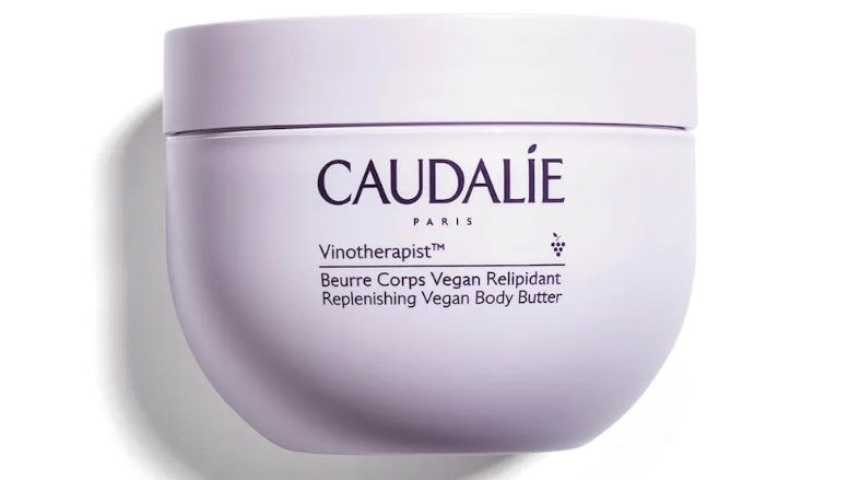 CAUDALIE Manteca Corporal Vegana Relipidante Vinotherapist™ Tipo de piel : Pieles secas o muy secas Necesita : Pieles secas o muy secas Ingredientes clave : Aceite de pepitas de uva, Manteca de karité ecológica, Aceite de dátiles del desierto Textura : Bálsamo Uso : Mañana y tarde, todos los días ¿Qué es? La Manteca Corporal Vegana Relipidante Vinotherapist™, antipicor y 100 % confort, nutre intensamente durante 24 horas y repara las pieles secas con tendencia atópica para un confort cutáneo duradero. Su textura rica y sedosa, enriquecida con lípidos vegetales, alivia la sensación de picor y tirantez para aportar suavidad y flexibilidad a las pieles más sensibles.