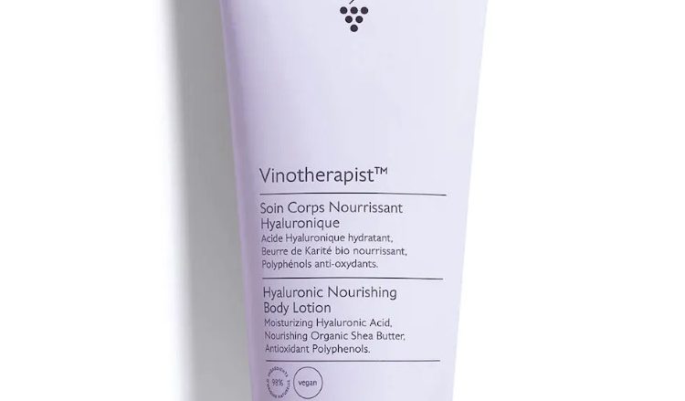 CAUDALIE Tratamiento Corporal Nutritivo Hialurónico Vinotherapist™ Tipo de piel : Piel normal Necesita : Pieles secas o muy secas Ingredientes clave : Ácido hialurónico, Manteca de karité ecológica, Polifenoles Textura : Leche Uso : Mañana y tarde, todos los días ¿Qué es? El Tratamiento Corporal Nutritivo Hialurónico hidrata y nutre instantáneamente dejando la piel suave, flexible y luminosa durante todo el día, como después del Spa Vinothérapie™. Su textura fresca y ligera penetra rápidamente sin efecto graso y deja la piel delicadamente perfumada.