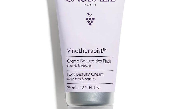 CAUDALIE Crema Belleza de los Pies Vinotherapist™ Tipo de piel : Pieles secas o muy secas Necesita : Pieles secas o muy secas Ingredientes clave : Aceite de pepitas de uva, Manteca de karité ecológica, Extracto de vid roja Textura : Crema rica Uso : Mañana y tarde, todos los días ¿Qué es? La Crema de Pies Vinotherapist™ nutre y repara los pies secos e incluso agrietados. Reduce la sensación de tirantez y las asperezas para conseguir una piel más suave y flexible.