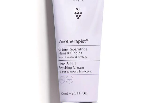 CAUDALIE Crema Reparadora para Manos y Uñas Vinotherapist™ Tipo de piel : Piel seca Necesita : Pieles secas o muy secas Ingredientes clave : Aceite de pepitas de uva, Manteca de karité ecológica, Polifenoles Textura : Crema Uso : Tan a menudo como sea necesario ¿Qué es? La Crema Reparadora de Manos y Uñas Vinotherapist™ nutre y repara las manos secas sin efecto graso, a la vez que las protege de la deshidratación y de las agresiones externas. Alivia la sensación de tirantez, suaviza la piel y fortalece las uñas y las cutículas.