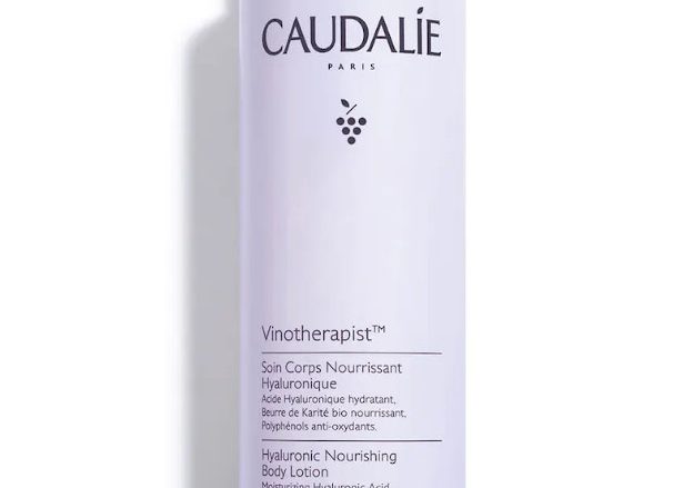 CAUDALIE Tratamiento Corporal Nutritivo Hialurónico Vinotherapist™ Tipo de piel : Piel normal Necesita : Pieles secas o muy secas Ingredientes clave : Manteca de karité ecológica, Polifenoles, Ácido hialurónico Textura : Leche Uso : Mañana y tarde, todos los días ¿Qué es? El Tratamiento Corporal Nutritivo Hialurónico hidrata y nutre instantáneamente dejando la piel suave, flexible y luminosa durante todo el día, como después del Spa Vinothérapie™. Su textura fresca y ligera penetra rápidamente sin efecto graso y deja la piel delicadamente perfumada.