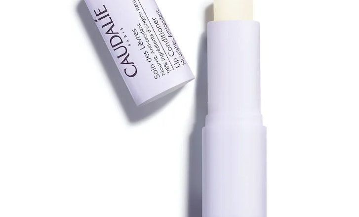 CAUDALIE Tratamiento para Labios Vinotherapist™ Tipo de piel : Labios Necesita : Hidratante Ingredientes clave : Manteca de karité ecológica, Polifenoles Textura : Stick Uso : Día y noche ¿Qué es? Enriquecido con aceite de pepitas de uva nutritivo y con polifenoles de uva antioxidantes, este tratamiento embellecedor de labios protege y calma los labios secos de manera duradera. Su textura se funde instantáneamente sin efecto graso y deja los labios hidratados. Su fragancia de naranja dulce ligeramente avainillada perfuma sutilmente los labios.