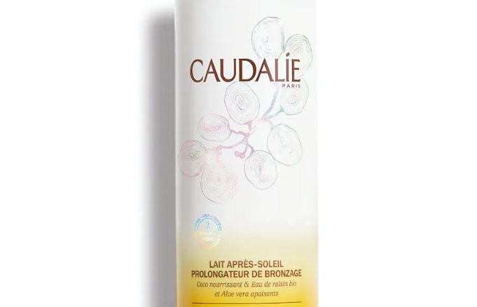 CAUDALIE LOCIÓN AFTER-SUN PROLONGADORA DEL BRONCEADO DESCRIPCIÓN Enriquecida con aceite de coco nutritivo, agua de uva calmante y extracto de aloe vera hidratante, la Loción After-Sun Prolongadora del Bronceado repara y calma la piel del rostro y del cuerpo después de cada exposición al sol. El bronceado es más luminoso y duradero. Su textura aterciopelada no pegajosa penetra fácilmente y proporciona una sensación inmediata de frescor y suavidad. Su fragancia cálida con notas de agua de coco y de monoi deja la piel delicadamente perfumada. Beneficios: Repara y calma la piel Hidrata y nutre Prolonga el bronceado de manera duradera Perfuma delicadamente