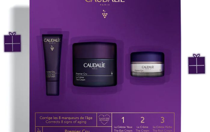 CAUDALIE Cofre Antiedad global Premier Cru Tipo de piel : Todo tipo de pieles Necesita : Antiedad Global Ingredientes clave : Viniferina, TET8™ Patented Technology Uso : Mañana y tarde, todos los días ¿Qué es? Regala a tu piel el antiedad total con este cofre en edición limitada. Descubre La Crema Antiedad Global Premier Cru 50 mL + 2 productos complementarios de la misma línea en formato de viaje DE REGALO: La Crema Riche Antiedad Global 15 mL y El Contorno de Ojos Antiedad Global 5 mL. Déjate seducir por la línea Premier Cru, un concentrado de eficacia antiedad y de tecnología en una fórmula sofisticada y extremadamente natural. Corrige los 8 marcadores de la edad sin compromiso: arrugas marcadas, líneas de expresión, manchas, resplandor, firmeza, elasticidad, volumen e hidratación.