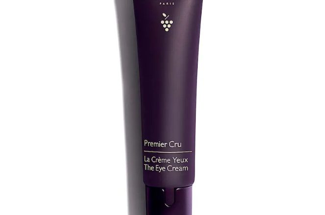 CAUDALIE El Contorno de Ojos Premier Cru Tipo de piel : Todo tipo de pieles Necesita : Antiedad Global Ingredientes clave : Viniferina, Mezcla de nácares, TET8™ Patented Technology Textura : Crema Uso : Mañana y tarde, todos los días ¿Qué es? Reforzado con la tecnología TET8™, El Contorno de Ojos Premier Cru ilumina la mirada y corrige los 8 marcadores de la edad: Patas de gallo, bolsas, arrugas de los labios, líneas de expresión, ojeras, nutrición, hidratación, luminosidad. Su cánula masajeadora descongestiona, alisa y reduce las bolsas para rejuvenecer visiblemente la mirada.
