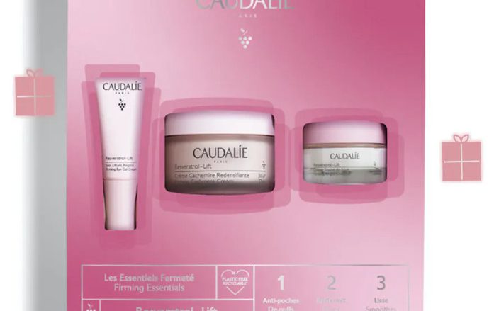 CAUDALIE Cofre Los Esenciales Firmeza Resveratrol-lift Tipo de piel : Todo tipo de pieles Necesita : Antiarrugas, firmeza Ingredientes clave : Ácido hialurónico Uso : Mañana y tarde, todos los días ¿Qué es? Déjate seducir por Los Esenciales Firmeza de Caudalie. En este cofre de edición limitada, encontrarás la Crema Cachemir Redensificante Resveratrol–Lift 50 mL + 2 productos complementarios de la misma línea en formato de viaje de regalo: la Crema Tisana de Noche 15 mL y el Tratamiento Lifting Ojos 5 mL. La línea Resveratrol-Lift corrige las arrugas, redensifica y reafirma visiblemente la piel.
