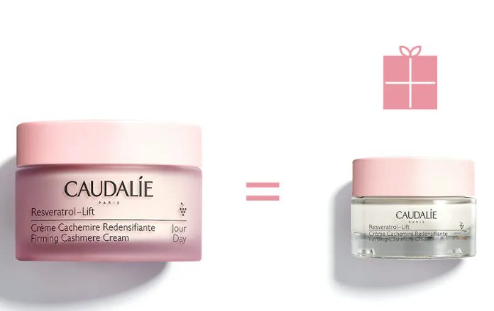 CAUDALIE Dúo Antiedad Crema Cachemir Redensificante Resveratrol-lift Tipo de piel : Todo tipo de pieles Necesita : Antiarrugas, firmeza Ingredientes clave : Ácido hialurónico Textura : Crema Uso : Por la manana y por la noche, despues del sérum ¿Qué es? Déjate seducir por nuestro Dúo Crema Cachemir Redensificante Resveratrol-Lift de edición limitada: una Crema Cachemir Redensificante en formato de viaje 15ml DE REGALO por la compra de una Crema Cachemir Redensificante 50ml. Gracias a su asociación patentada de Resveratrol, Ácido Hialurónico y Booster de Colágeno Vegano, la Crema Cachemir corrige las arrugas, reafirma y redensifica la piel. En un solo gesto, el rostro está más liso, más firme, más redensificado y visiblemente más joven. ¡Aprovecha esta oferta Dúo para llevarte el formato de viaje a todas partes!