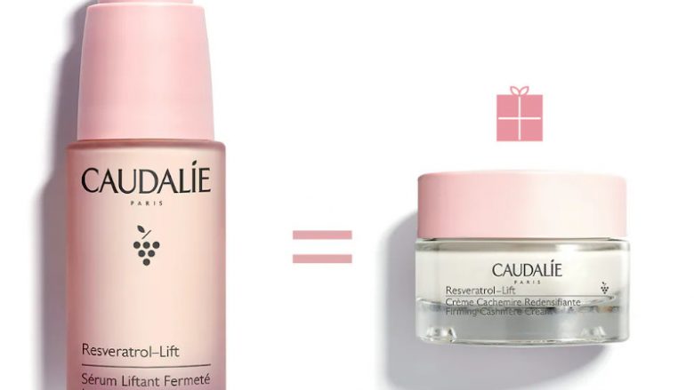 CAUDALIE Dúo Antiedad Lifting Firmeza Resveratrol-lift Tipo de piel : Todo tipo de pieles Necesita : Antiarrugas, firmeza Ingredientes clave : Ácido hialurónico Textura : Sérum Uso : Mañana y noche, antes de tu crema ¿Qué es? Déjate seducir por nuestro Dúo Lifting Resveratrol-Lift de edición limitada: una Crema Cachemir Redensificante en formato de viaje 15ml DE REGALO por la compra de un Sérum Lifting Firmeza 30ml. El Sérum Lifting Firmeza corrige las arrugas y redefine el óvalo facial gracias a su asociación patentada de Resveratrol, Ácido Hialurónico y Booster de Colágeno Vegano. Instantáneamente, los rasgos se alisan y el rostro recupera su forma en V. Después, aplica la Crema Cachemir Redensificante para corregir las arrugas, reafirmar y redensificar la piel. En un solo gesto, el rostro está más liso, más firme, más redensificado y visiblemente más joven. ¡El 100% de la mujeres notó su piel reafirmada* utilizando el dúo!