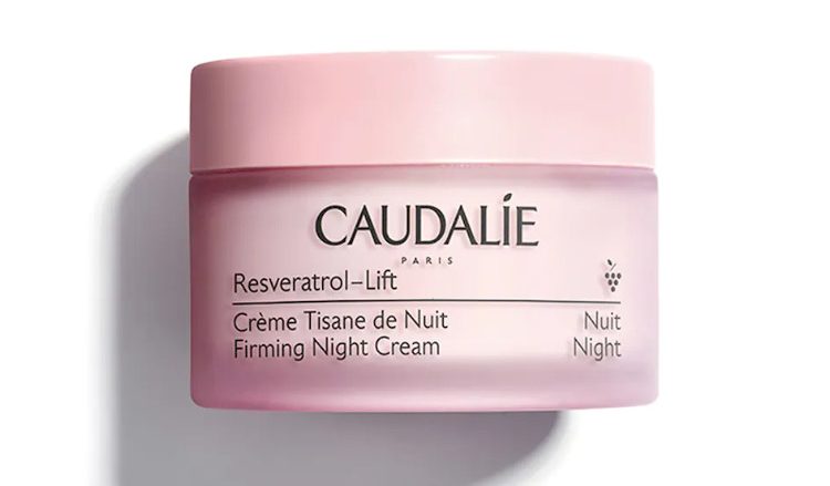CAUDALIE Crema Tisana de Noche Resveratrol-lift Tipo de piel : Todo tipo de pieles Necesita : Firmeza Ingredientes clave : Aceite de pepitas de uva, Escualeno de oliva, Péptidos, Resveratrol, Booster de Colágeno Vegano, Ácido hialurónico Textura : Crema Uso : Por la noche, después del suero ¿Qué es? Una nueva patente presentada con booster de colágeno vegano aún más eficaz. Gracias a su asociación patentada de Resveratrol, ácido hialurónico y booster de colágeno vegano, la Crema Tisana de Noche antiarrugas reconfortante regenera la piel para estar bella al despertar: los rasgos están descansados y alisados, la piel está firme, el cutis está radiante. Compuesta en más de un 98% por ingredientes de origen natural y enriquecida con escualano de oliva, su textura de crema suave y untuosa nutre la piel y le proporciona una sensación de calma. Su complejo fitoaromático deja la piel delicadamente perfumada con notas de flores de manzanilla, agua de lavanda, hojas de naranja, tomillo rojo, salvia y menta fresca.