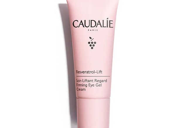 CAUDALIE Tratamiento Lifting Ojos Resveratrol-lift Tipo de piel : Ojos Necesita : Tensor Ingredientes clave : Ácido hialurónico, Resveratrol, Booster de Colágeno Vegano Textura : Gel-crema Uso : Día y noche ¿Qué es? Gracias a su asociación patentada de Resveratrol, ácido hialurónico y booster de colágeno vegano, el Tratamiento Lifting Ojos reduce las ojeras, las bolsas y alisa los párpados. Enriquecido con extracto de quinoa, su fórmula ayuda a luchar contra los signos de fatiga: la mirada parece más joven y descansada.