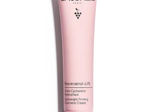 CAUDALIE Fluido Cachemir Redensificante Resveratrol-lift Tipo de piel : Todo tipo de pieles Necesita : Antiarrugas, firmeza Ingredientes clave : Escualeno de oliva, Péptidos, Resveratrol, Mezcla de nácares, Booster de Colágeno Vegano, Ácido hialurónico Textura : Fluido Uso : Por la mañana, después del suero ¿Qué es? Gracias a su asociación patentada de Resveratrol, ácido hialurónico y booster de colágeno vegano, el Fluido Cachemir Redensificante hidrata la piel, corrige las arrugas y proporciona un efecto buena cara instantáneo gracias a su fórmula rica en nácares de origen natural.