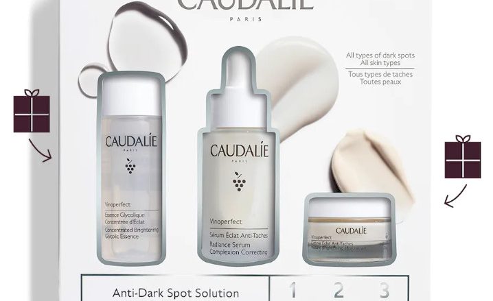 CAUDALIE Cofre Solución Antimanchas Vinoperfect Tipo de piel : Todo tipo de pieles Necesita : Resplandor Ingredientes clave : Escualeno de oliva, Viniferina, Nacinamidas Uso : Mañana y tarde, todos los días ¿Qué es? ¡Descubre nuestra nueva edición limitada! El Cofre Solución Antimanchas contiene un Sérum Resplandor Antimanchas Vinoperfect 30mL + 2 regalos: - una Crema Resplandor Antimanchas Vinoperfect 15mL - una Esencia Glicólica Luminosidad Vinoperfect 50mL. El Sérum Resplandor Antimanchas Vinoperfect es nuestro producto emblemático. Corrige las manchas, previene su aparición y proporciona luminosidad al cutis. Actúa sobre todo tipo de manchas (solares, acné, melasma, edad) y es adecuado para todo tipo de pieles, incluso las más sensibles. La Crema Resplandor Antimanchas Vinoperfect ayuda a prevenir o a atenuar las manchas pigmentarias. Sus nácares de origen natural proporcionan un resplandor instantáneo, para lucir un cutis visiblemente más luminoso y unificado desde la primera aplicación. La Esencia Glicólica Luminosidad es la primera etapa del ritual antimanchas Vinoperfect. A la vez eficaz y ultrasuave para la piel, elimina las células muertas responsables del cutis apagado y reaviva el resplandor natural de la piel.