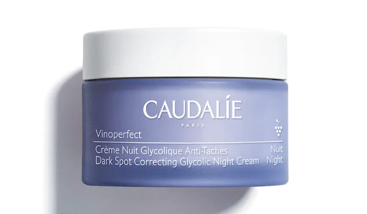 CAUDALIE Crema Noche Glicólica Antimanchas Vinoperfect Tipo de piel : Todo tipo de pieles Necesita : Antimanchas Ingredientes clave : Enzima de papaya, Viniferina, Ácido Glicólico Textura : Crema Uso : Noche ¿Qué es? La Crema Noche Glicólica Antimanchas Vinoperfect corrige las manchas y actúa como un peeling suave durante la noche para lucir una piel fresca y luminosa al despertar. Noche tras noche, las manchas oscuras se reducen visiblemente, la textura de la piel se alisa y el cutis se unifica.