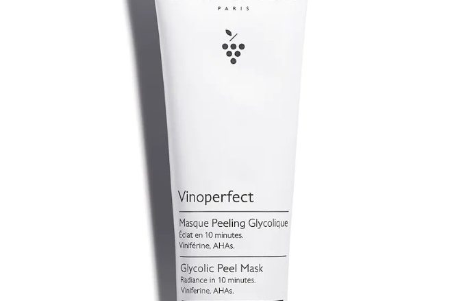CAUDALIE Mascarilla Peeling Glicólico Vinoperfect Tipo de piel : Todo tipo de pieles Necesita : Resplandor, Antimanchas Ingredientes clave : Viniferina, Ácido Glicólico, AHAs Textura : Mascarilla Uso : dos veces a la semana ¿Qué es? La Mascarilla Peeling Glicólico Vinoperfect está pensada para todas las mujeres que desean lucir una piel radiante. En un solo gesto, elimina las células muertas, afina la textura de la piel y unifica el cutis para proporcionar un resplandor intenso en tan solo 10 minutos. No es adecuada para las pieles sensibles.