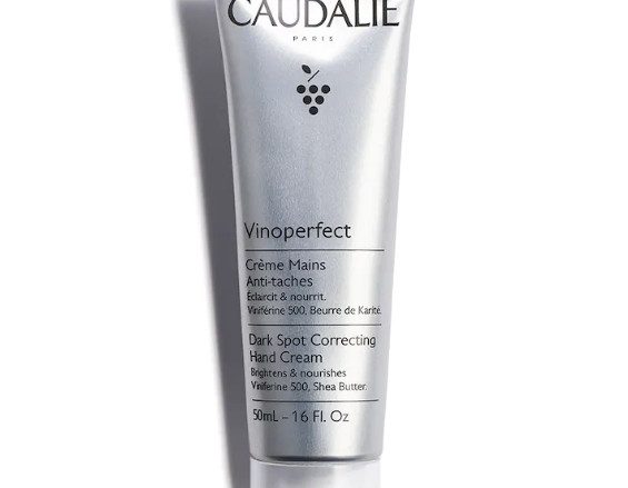 CAUDALIE Crema Antimanchas para Manos Vinoperfect Tipo de piel : Manos Necesita : Antimanchas Ingredientes clave : Peonía blanca, Aceite de aguacate, Viniferina Textura : Crema Uso : Día y noche ¿Qué es? Creada específicamente para las manos, la Crema Antimanchas para Manos Vinoperfect difumina visiblemente las manchas oscuras, previene su aparición y nutre las manos sin dejar un acabado graso. Su textura de crema a la vez fina y untuosa envuelve la piel en una sensación de confort total.