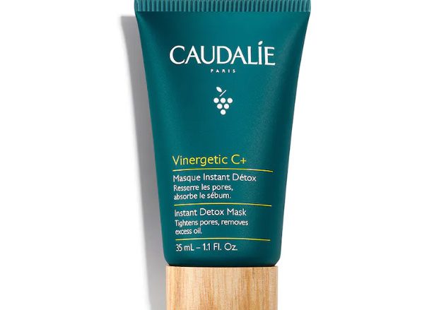 CAUDALIE Mascarilla Instant Detox Vinergetic C+ Tipo de piel : Todo tipo de pieles Necesita : Destoxificante Ingredientes clave : Arcilla rosa, Extracto de café, Orujo de uva bio Textura : Mascarilla Uso : dos veces a la semana ¿Qué es? La Mascarilla Instant Detox Vinergetic C+ limpia la piel de todas sus impurezas, elimina el exceso de sebo y minimiza los poros. El cutis queda fresco, nítido y resplandeciente.
