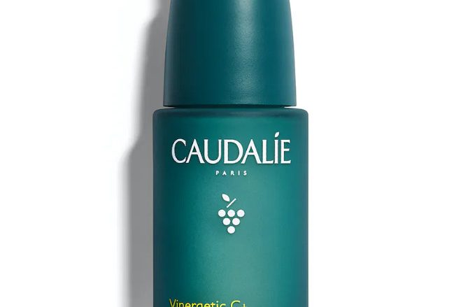 CAUDALIE Sérum Vitamina C Antifatiga Vinergetic C+ Tipo de piel : Todo tipo de pieles Necesita : Antifatiga Ingredientes clave : Ácido hialurónico, Polifenoles, Vitamina C+ Textura : Sérum Uso : Mañana y noche, antes de tu crema ¿Qué es? El Sérum Vinergetic C+ ilumina y redensifica la piel instantáneamente para que luzcas un rostro fresco y descansado.