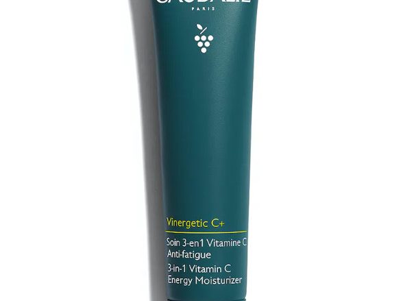 CAUDALIE Tratamiento 3-en-1 Vitamina C Antifatiga Vinergetic C+ Tipo de piel : Todo tipo de pieles Necesita : Antifatiga Ingredientes clave : Ácido hialurónico, Polifenoles, Vitamina C+ Textura : Crema fluida Uso : Día y noche ¿Qué es? El tratamiento 3-en-1 Vinergetic C+ ilumina e hidrata la piel y además la protege contra la contaminación.