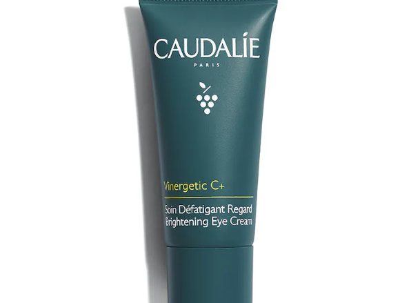 CAUDALIE Tratamiento de Ojos Antifatiga Vinergetic C+ Tipo de piel : Todo tipo de pieles Necesita : Antiojeras, Bolsas Ingredientes clave : Extracto de café, Escualeno de oliva, Nacinamidas Textura : Crema fluida Uso : Día y noche ¿Qué es? El Tratamiento de Ojos Antifatiga Vinergetic C+ reduce las ojeras, alisa e hidrata el contorno de ojos. La mirada parece descansada y llena de energía.