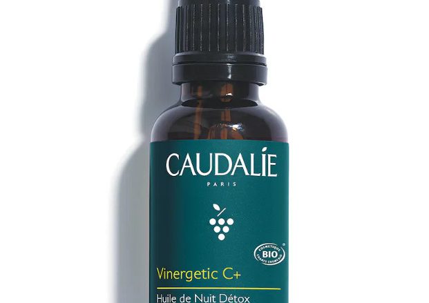 CAUDALIE Aceite de Noche Detox Vinergetic C+ Tipo de piel : Todo tipo de pieles Necesita : anti-aging-dullness-environmental-aggressions Ingredientes clave : Aceite de pepitas de uva, Aceite de almendra dulce, Aceite esencial de neroli Textura : Aceite seco Uso : Por la noche, solo o antes de tu crema ¿Qué es? El Aceite de Noche Detox ayuda a regenerar las pieles estresadas para lucir un cutis fresco al despertar. Contiene 5 aceites preciosos: aceite de pepitas de uva rico en Omega 6, aceite de rosa mosqueta, aceite de almendra dulce, aceites esenciales de neroli y de lavanda.