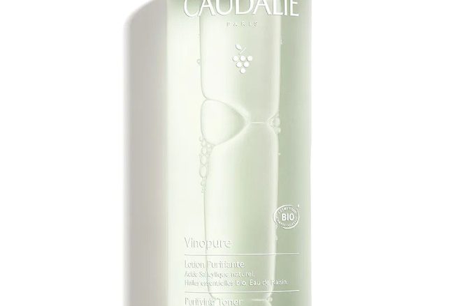 CAUDALIE Tónico Purificante Vinopure Tipo de piel : Pieles con tendencia acneica Necesita : Imperfecciones, poros dilatados, puntos negros, piel grasa Ingredientes clave : Aceite esencial de lavanda, Ácido Salicílico Natural, Agua de uva bio Textura : Loción Uso : Día y noche ¿Qué es? El Tónico Vinopure minimiza los poros, reduce las imperfecciones y matifica los brillos. La piel queda purificada, matificada, limpia y nítida.