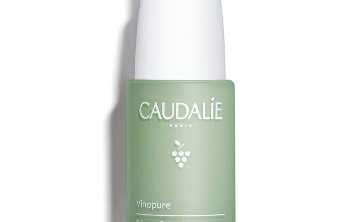 CAUDALIE Sérum Salicílico Anti-imperfecciones Vinopure Tipo de piel : Piel mixta Necesita : Imperfecciones, poros dilatados, puntos negros, piel grasa Ingredientes clave : Ácido Salicílico Natural, Polifenoles, Nacinamidas Textura : Sérum gel fluide Uso : Día y noche ¿Qué es? El Sérum Salicílico Anti-Imperfecciones Vinopure reduce las imperfecciones, desincrusta y minimiza los poros. Afina la textura de la piel. Mejora visiblemente la calidad de la pieles con tendencia acneica y devuelve una luminosidad sana, sin brillos.