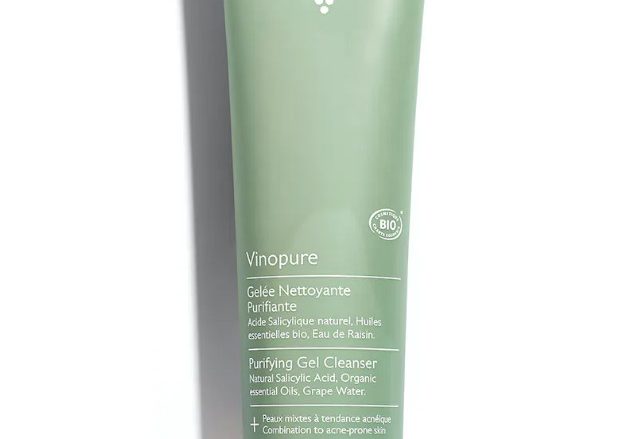 CAUDALIE Gelatina Limpiadora Purificante Vinopure Tipo de piel : Pieles con tendencia acneica Necesita : Imperfecciones, poros dilatados, puntos negros, piel grasa Ingredientes clave : Ácido Salicílico Natural, Agua de uva bio, 6 aceites esenciales purificantes Textura : Gelatina Uso : Mañana y tarde, todos los días ¿Qué es? La Gelatina Vinopure es la primera etapa esencial de tu ritual anti-imperfecciones. Limpia, minimiza los poros y disminuye el exceso de sebo sin resecar la piel. La piel queda limpia, fresca y luminosa.
