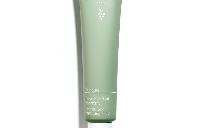 CAUDALIE Fluido Matificante Hidratante Vinopure Tipo de piel : Pieles con tendencia acneica Necesita : Imperfecciones, poros dilatados, puntos negros, piel grasa Ingredientes clave : Polifenoles, Polvos de sílice, Escualano vegetal Textura : Crema fluida Uso : Mañana y tarde, todos los días ¿Qué es? Un fluido refrescante con una acción hidratante de larga duración y una acción anti-brillos. Reduce las imperfecciones (granos y puntos negros), afina la textura de la piel. La piel está hidratada, mate y sana.