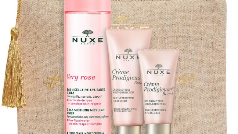 NUXE Rutina 1º signos de edad. La rutina de cuidados correctores para los primeros signos de edad. Descubra la crema de rutina Boost 1st Signs of Ageing, ideal para combatir los efectos de una vida activa: el estrés, el cansancio, la contaminación en la piel... Estos productos de cuidado de la piel de nueva generación refuerzan la juventud de la piel respetando su equilibrio natural. El kit contiene: - 1 Agua Micelar Calmante 3-en-1 Very Rose 200 ml - 1 Crema sedosa multi-corrección, Crème Prodigieuse® Boost 40 ml - 1 Gel bálsamo contorno de ojos multi-corrección, Crème Prodigieuse® Boost 15 ml - Y una trousse 100% de lino. Los elementos que componen la rutina se enviarán por separado.