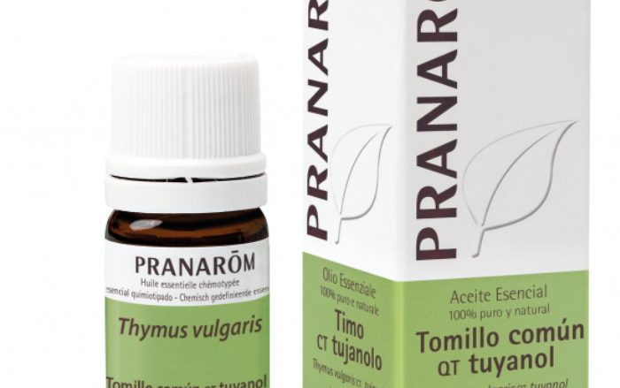 Laboratorio Pranarôm aromaterapia científica Tomillo común QT tuyanol - 5 ml Thymus vulgaris qt tuyanol "Arbusto vivaz que puede llegar a medir 30 cm de altura. Posee pequeñas hojas lanceoladas curvadas. El tallo es leñoso y las ramas son ascendentes. Las flores son de un rosa pálido agrupadas en florescencias densas. El tomillo vulgaris qt timol es uno de los 6 quimiotipos de tomillo identificados por Passet, Granger y Vernet. Crece en el sur de Francia (principalmente en Provenza) en suelos calcáreos."