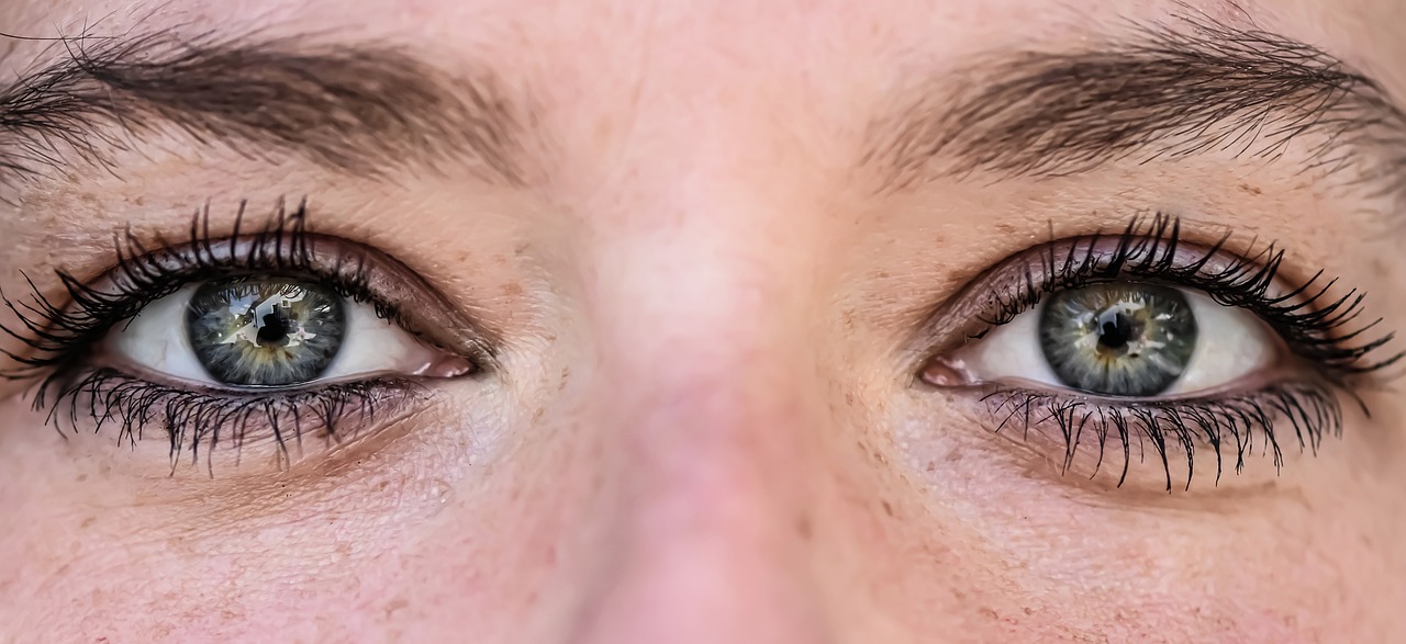 INNOXA LABORATOIRES TRATAMIENTO OJO SECO ¿Qué es el ojo seco? El trabajo con pantallas, el uso de mascarillas, gafas y/o lentes de contacto, nuestro entorno con la contaminación, el aire acondicionado, el viento, el polvo... son factores de nuestro estilo de vida que provocan o acentúan la sequedad y la irritación de los ojos. También conocido como síndrome del ojo seco, este se produce cuando las lágrimas ya no cumplen la función de preservar la película lagrimal. Las dos causas principales del ojo seco son: - Falta de lágrimas, ya sea por una producción insuficiente o por una evaporación demasiado rápida, - Una película lagrimal más pobre en lípidos. En este caso, las lágrimas pueden ser más abundantes, a veces incluso provocando un fenómeno de ojo lloroso, pero no desempeñan plenamente su función protectora.