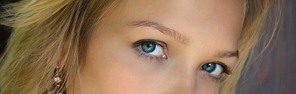 Factores desencadenantes del ojo seco 1. En el contexto de la baja producción de Alarmaes Los desequilibrios hormonales, el envejecimiento, la medicación o ciertas enfermedades autoinmunes se acompañan a veces de una reducción de la producción de lágrimas. La falta de Omega 3 en la dieta también es una causa de la disminución de la producción de lágrimas. La cirugía también puede conducir a la falta de lágrimas después. 2. En el contexto de una evaporación demasiado rápida de las lágrimas Hay muchas causas que pueden desencadenar la inflamación del ojo y el ojo seco. Entre ellas se encuentran: - Inflamación crónica de los párpados (blefaritis). En este caso, la película lagrimal está desprovista de lípidos y ya no tiene las cualidades necesarias para proteger la superficie del ojo - Factores ambientales: contaminación, entornos urbanos, humo, aire acondicionado (por ejemplo, conducir de noche en viajes largos en un coche con aire acondicionado es un factor de sequedad ocular) - El viento, el polvo y el polen son fuentes de irritación ocular que pueden provocar un intenso picor e inflamación de los párpados - Trabajo prolongado con pantallas, uso de lentes de contacto - El uso de una mascarilla, que provoca mecánicamente la sequedad del ojo debido al aliento que llega a los ojos a lo largo del día