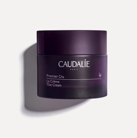 Comprar Antiedad Global CAUDALIE PREMIER CRU LA CREMA en GRAN FARMACIA ANDORRA. Al probar Premier Cru de CAUDALIE, mi piel se renovó completamente. Olvidé las arrugas, manchas y flacidez. Su patente de longevidad despertó la juventud que creía perdida. Veo resultados reales cada día. Únete a la revolución antiedad de CAUDALIE. Consigue tu Crema Premier Cru hoy y recupera la juventud natural de tu piel. Visita GRAN FARMACIA ANDORRA, la parafarmacia líder en el Principado de Andorra. Productos originales de Fabricación Francesa. La nueva Crema Premier Cru de CAUDALIE contiene una patente de longevidad exclusiva que actúa sobre todos los signos de envejecimiento. Cada mañana y noche, aplico una pequeña cantidad con movimientos ascendentes. En solo semanas, mis arrugas han disminuido, las manchas se han aclarado y mi piel ha recuperado densidad. Es mi secreto para una piel visiblemente más joven. El tiempo no espera, pero tu piel sí puede. La nueva Crema Premier Cru de CAUDALIE® redefine la belleza natural que está en tendencia. Con nuestra patente de longevidad exclusiva, tu piel recupera su juventud mientras tú conquistas tus días. Las celebridades ya la usan. ¿Y tú? Descubre Premier Cru hoy y únete al movimiento de belleza consciente. El tiempo no espera, pero tu piel sí puede. La nueva Crema Premier Cru de CAUDALIE® redefine la belleza natural que está en tendencia. Con nuestra patente de longevidad exclusiva, tu piel recupera su juventud mientras tú conquistas tus días. Las celebridades ya la usan. ¿Y tú? Descubre Premier Cru hoy y únete al movimiento de belleza consciente.