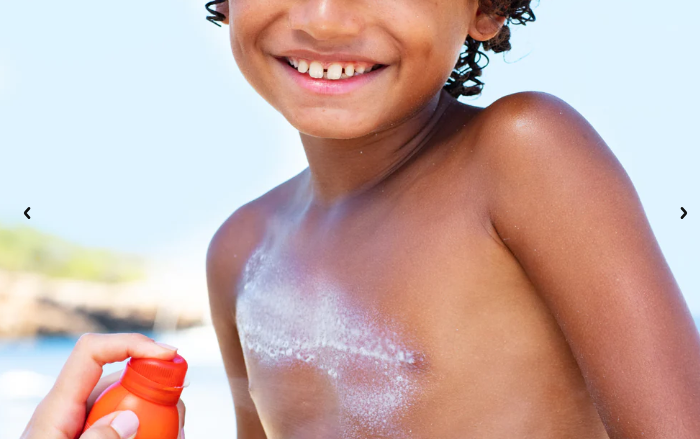 SVR protección solar Lait Crépitant SPF50+ Una bruma de leche fresca, ligera y ultrafuncional que crepita sobre la piel con una protección dermatológica muy alta: SUN SECURE Lait Crépitant SPF50+ es apto para el rostro y el cuerpo. Su textura ligera y fácil de aplicar deja un acabado hidratante e invisible. Su frescor y su delicada fragancia veraniega harán que quieras aplicarlo una y otra vez. Al 95 % de los niños les agrada la textura y les gusta este producto El 95 % de los niños quiere volver a aplicárselo Piel hidratada en un 95 %. Efecto fresco tras la aplicación en un 95 %. Previene la sequedad de la piel en un 100 %. 1- Prueba de uso bajo control dermatológico y pediátrico en 22 niños durante 21 días, aplicación mínima dos veces al día, % de satisfacción. 2- Autoevaluación, % de satisfacción en 22 sujetos durante 21 días con aplicación dos veces al día. PROTECCIÓN DE AMPLIO ESPECTRO CONTRA LA LUZ VISIBLE E INFRARROJA Además de la protección contra los rayos UVB, UVA y UVA largos, también ofrece una protección reforzada contra los efectos nocivos y el estrés oxidativo inducidos por la luz infrarroja y visible (incluida la luz azul) para combatir el envejecimiento acelerado de la piel. El potente complejo antioxidante (extracto de berro, vitamina E) y la niacinamida ayudan a combatir el envejecimiento acelerado de la piel. BIS-ETILHEXILOXIFENOL METOXIFENIL TRIAZINA Filtro UVB y UVA MUY ALTA PROTECCIÓN UVA Y UVB Gracias a una combinación patentada de 4 filtros solares orgánicos foto estables, que forman una protección física en la superficie. Alta protección UVA: previene la aparición de manchas oscuras, incluido el melasma.