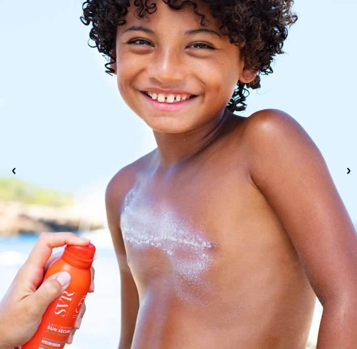SVR protección solar Lait Crépitant SPF50+ Una bruma de leche fresca, ligera y ultrafuncional que crepita sobre la piel con una protección dermatológica muy alta: SUN SECURE Lait Crépitant SPF50+ es apto para el rostro y el cuerpo. Su textura ligera y fácil de aplicar deja un acabado hidratante e invisible. Su frescor y su delicada fragancia veraniega harán que quieras aplicarlo una y otra vez. Al 95 % de los niños les agrada la textura y les gusta este producto El 95 % de los niños quiere volver a aplicárselo Piel hidratada en un 95 %. Efecto fresco tras la aplicación en un 95 %. Previene la sequedad de la piel en un 100 %. 1- Prueba de uso bajo control dermatológico y pediátrico en 22 niños durante 21 días, aplicación mínima dos veces al día, % de satisfacción. 2- Autoevaluación, % de satisfacción en 22 sujetos durante 21 días con aplicación dos veces al día. PROTECCIÓN DE AMPLIO ESPECTRO CONTRA LA LUZ VISIBLE E INFRARROJA Además de la protección contra los rayos UVB, UVA y UVA largos, también ofrece una protección reforzada contra los efectos nocivos y el estrés oxidativo inducidos por la luz infrarroja y visible (incluida la luz azul) para combatir el envejecimiento acelerado de la piel. El potente complejo antioxidante (extracto de berro, vitamina E) y la niacinamida ayudan a combatir el envejecimiento acelerado de la piel. BIS-ETILHEXILOXIFENOL METOXIFENIL TRIAZINA Filtro UVB y UVA MUY ALTA PROTECCIÓN UVA Y UVB Gracias a una combinación patentada de 4 filtros solares orgánicos foto estables, que forman una protección física en la superficie. Alta protección UVA: previene la aparición de manchas oscuras, incluido el melasma.