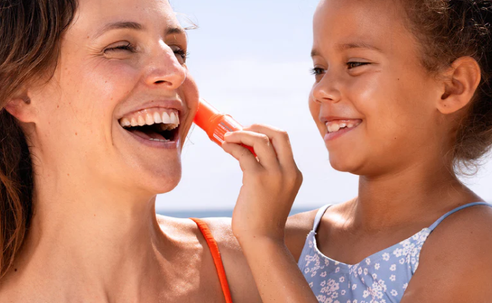 Comprar SVR SUN SECURE Protección solar. SUN SECURE EASY STICK SPF50+ En Gran Farmacia Andorra. NUEVO. Sun Secure Easy Stick SPF50+ Protección dermatológica de amplio espectro en un nuevo formato para llevar a cualquier parte. El 1.er protector solar recargable, con un 52 % menos de plástico. Fácil aplicación, manos libres durante todo el día. En SVR. El recambio contiene un 52 % menos de plástico que el Easy Stick de 10 g. PROTECCIÓN SOLAR  DE AMPLIO ESPECTRO CONTRA LA LUZ VISIBLE E INFRARROJA Además de la protección contra los rayos UVB, UVA y UVA largos, también ofrece una protección reforzada contra los efectos nocivos y el estrés oxidativo inducidos por la luz infrarroja y visible (incluida la luz azul) para combatir el envejecimiento acelerado de la piel. El potente complejo antioxidante (extracto de berro, vitamina E) y la niacinamida ayudan a combatir el envejecimiento acelerado de la piel. Solo en la mejor Parafarmacia de Andorra. Gran Farmacia Andorra. #GranFarmaciaAndorra #ParafarmaciaAndorra #AndorraCosmética #FarmaciaDeConfianza #AndorraDermocosmética #GranFarmàciaExperiencia #DóndeComprarEnAndorra #AndorraBeautyShop #ProtecciónSolarAndorra #CosméticaAvanzadaAndorra #SVRSolar #SunSecureEasyStick #ProtecciónSolarSPF50 #FiltroUVAUVB #SkincareDeVerano #ProtecciónVisibleEInfrarroja #FiltroLuzAzul #CosméticaSostenible #StickSolarRecargable #AntiedadAvanzado #NiacinamidaPower #VitaminaEAntioxidante #VeranoConSVR #PielSeguraSiempre #BeautyInnovación